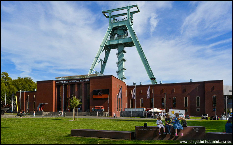 Haupteingang des Deutschen Bergbau-Museums und Europaplatz