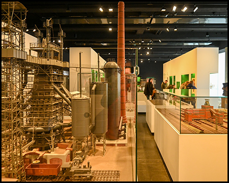 Modelle von Industrieanlagen im Museum