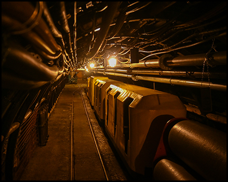 Grubenbahn in einem dunklen Tunnel