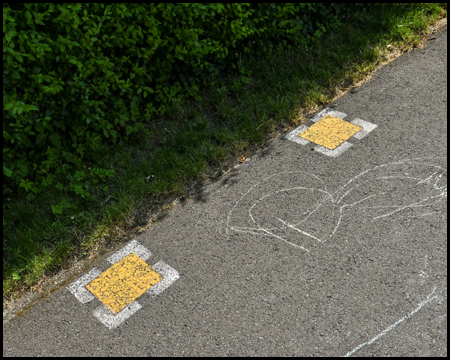 Bodenmarkierung auf einem Radweg: gelbe Kästen 