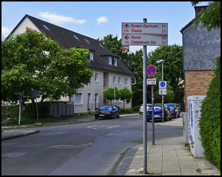 Wohnstraße mit Hinweisschild Radwege