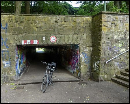 Niedriger Tunnel mit Fahrrad davor