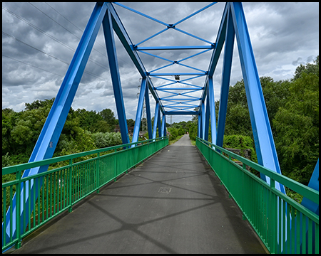 Blaue Stahlfachwerkbrücke