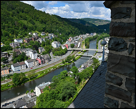 Aussicht auf eine Stadt in einem Flusstal