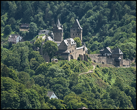 Blick aus der Ferne auf eine auf einem Berg liegende Burg