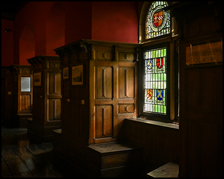 Fenster mit holzvertäfelter Laibung