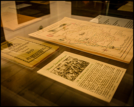 Dokumente in einer Vitrine über die Jugendherberge Burg Altena