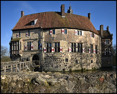 Burg Vischering von der Vorburg gesehen. hier hat sie ihre typische runde Form