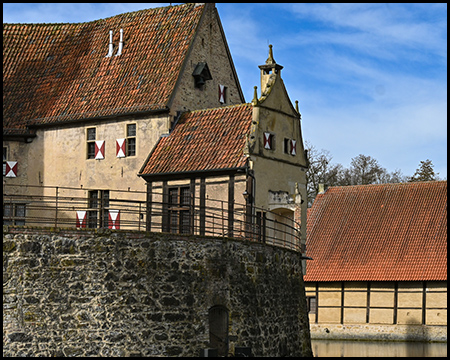 Burg Vischering und Fachwerkhaus der Vorburg