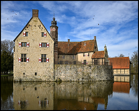 Burg Vischering mit der Seite des Burghofes