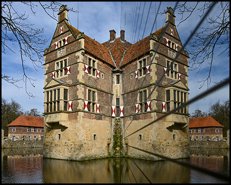 Auslucht von Burg Vischering, die sich in einem Dachüberstand mit verspiegelten Wänden spiegelt