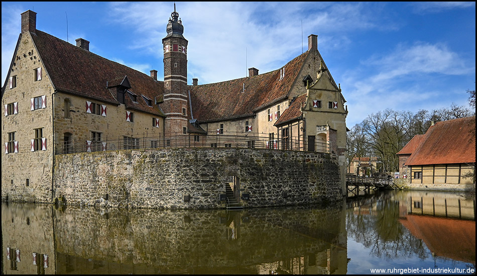 Gräfte von Burg Vischering mit Blick auf die Seite mit dem Schlosshof. Dahinter Vorburg