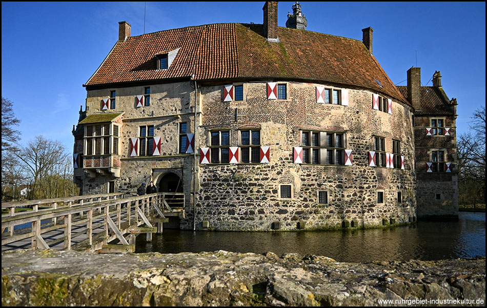 Die Burg Vischering hinter dem Wassergraben von der Vorburg gesehen