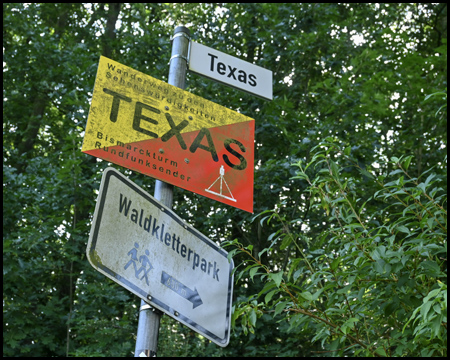 Mehrere Schilder, die auf das Waldgebiet "Texas" hinweisen