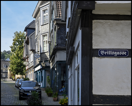 Fachwerkhaus mit dem Straßenschild "Brillsgasse", dahinter Altstadthäuser von Langenberg