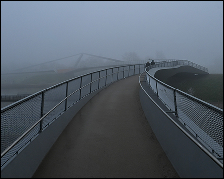 Brücke über einen Kanal, die nur aus langgezogenen Kurven besteht