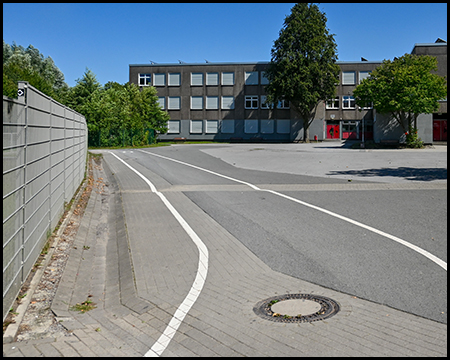 Radweg über einen Schulhof