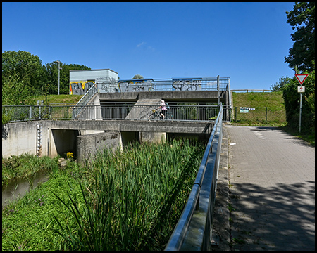 Stauwehr-Anlage an einem Bach