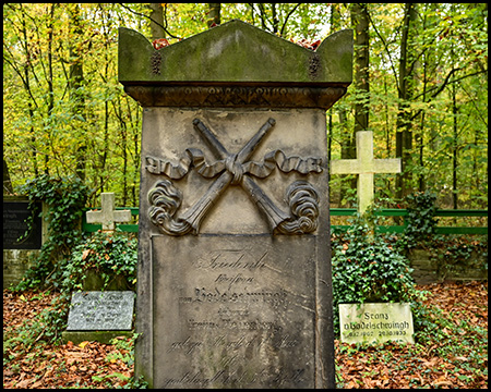 Ein hoher Grabstein mit Wappen von Friederike von Bodelschwingh