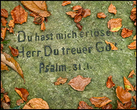 Grabplatte mit Inschrift "Du hast mich erlöset, Herr, du treuer Gott"