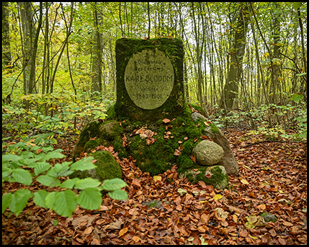 Ein Denkmal in Erinnerung für einen Förster im Wald