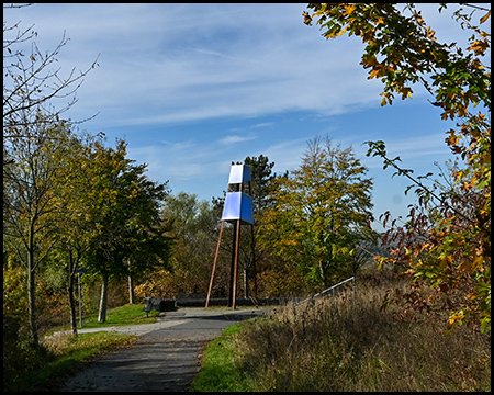 Ein Leuchtturm auf der Halde Großes Holz mit herbstlichen Bäumen