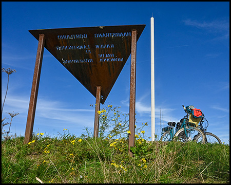 Informationstafel in stählerner dreieckiger Form, ein Fahrrad und Skulptur auf dem Gipfel der Halde Großes Holz