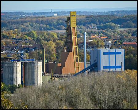 Fördergerüst und Nebengebäude einer Industrieanlage von erhöhter Position gesehen