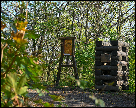 Holzgestell als Anschauungs-Objekt und Informationstafel in Form eines Förderturms 