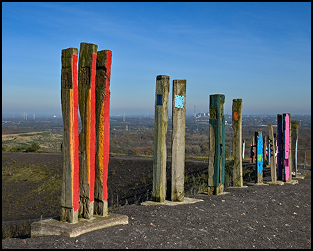 bunt bemalte Bahnschwellen auf dem Gipfel der Halde Haniel