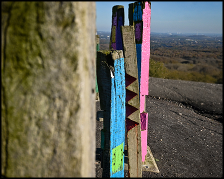 bunt bemalte Bahnschwellen auf dem Gipfel der Halde Haniel