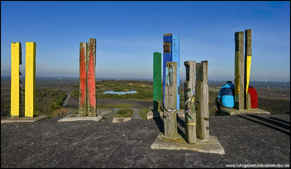 Eindrucksvolle Skulpturen »Totems« auf dem höchsten Punkt der Halde Haniel