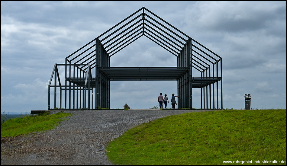 Blick auf die nicht vorhandene Frontfassade des Hallenhauses auf der Halde Norddeutschland, einem Gerüst eines Gebäudes ohne Wände