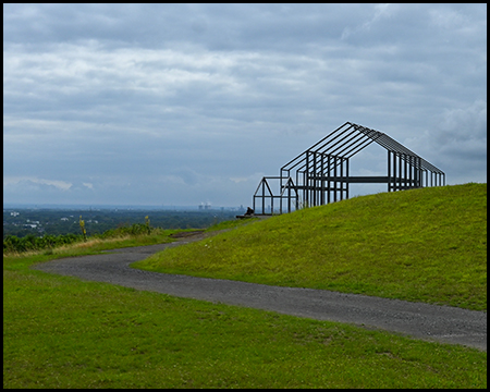 Hallenhaus auf der Halde Norddeutschland: Grundgerüst eines Fachwerkhauses ohne Wände als Skulptur