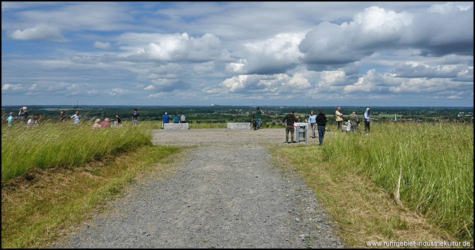 Gipfelplateau der Halde Schleswig mit Sitzsteinen und Aussicht auf die Umgebung