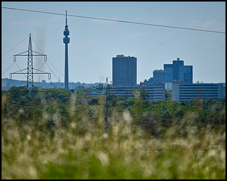 Skyline von Dortmund mit Hochhäusern und dem Fernsehturm