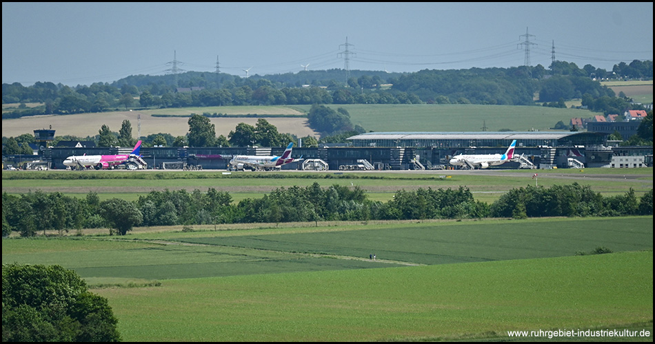 Flughafen Dortmund mit Flugzeugen vor dem Terminalgebäude von der Halde Schleswig gesehen