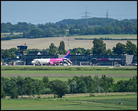 Flugzeug vorm Terminal des Dortmunder Flughafens
