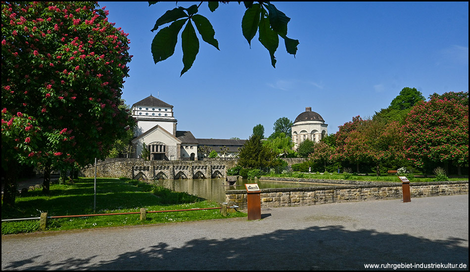 Trauerhalle und Teich der schwarzen Schwäne am Hauptfriedhof Dortmund
