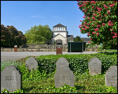 Kleine Grabsteine vor der Trauerhalle des Hauptfriedhofs Dortmund