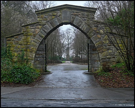 Ein Steintor zu einem Friedhof