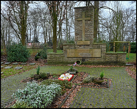 Ein Mahnmal auf einem Friedhof