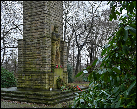 Ein hohes Mahnmal auf einem Friedhof