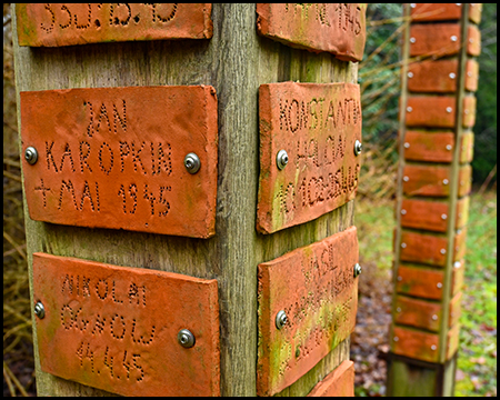 Pfähle mit Namens-Plaketten