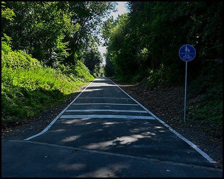 Beginn eines Radwegs mit Schild