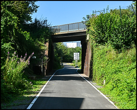 Brücke über einen Radweg