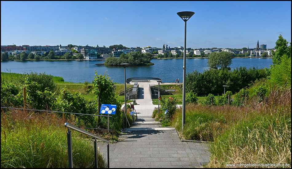 Aussicht von erhöhter Lage auf einen See