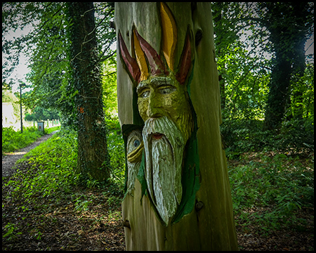 Eine in einen Baum geschnitzte Figur