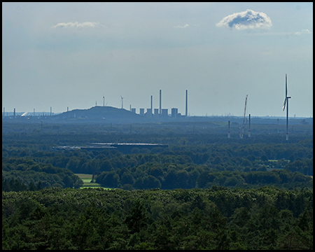 Eine Bergehalde am Horizont einer Weitsicht