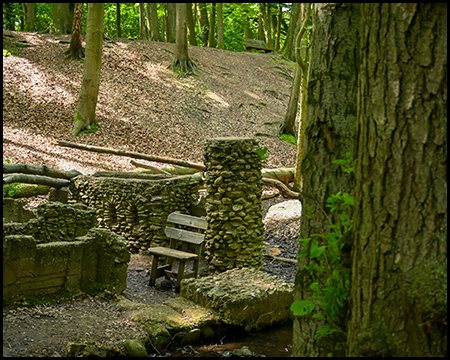 Teile eines Modells einer Burg aus Steinen im Wald